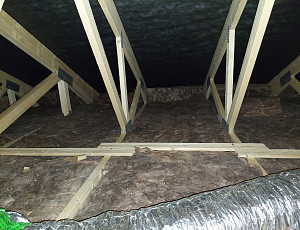Zateplení stropu novostavby bungalovu foukanou izolací